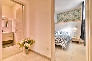 Tabla de planchar con plancha, wifi gratis y ropa de cama 