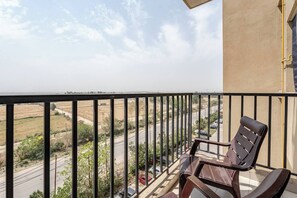 Property grounds - Chic 2-bedroom apartment with WiFi, AC in charming Noida (Noida)