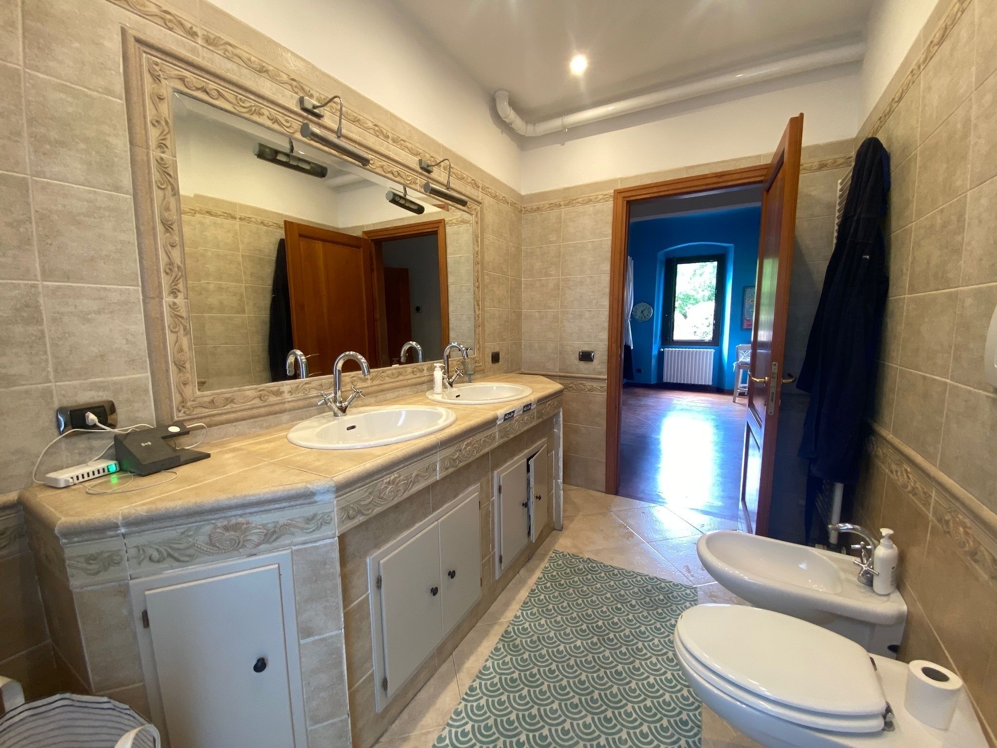 Een douche, een haardroger, een bidet, handdoeken