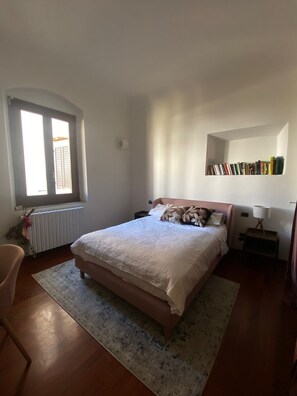 2 bedrooms, WiFi, bed sheets - Charming 1 bedroom & sofa bed in a unique and quaint part of Florence. (Firenze)