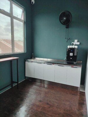 Dobbeltrom – basic, ikke-røyk, aircondition | Delte kjøkkenfasiliteter | Mikrobølgeovn, kjøkkenutstyr og miljøvennlige rengjøringsmidler