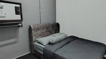 Basic Double Room, Non Smoking, Penyaman udara | Peralatan tempat tidur premium, meja, kalis bunyi