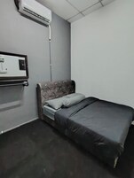 Ropa de cama de alta calidad, escritorio y sistema de insonorización 