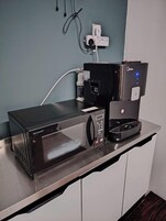 Micro-ondas, talheres/pratos/utensílios de cozinha