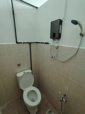 Habitación básica doble, no fumadores, Aire acondicionado | Baño | Ducha, artículos de higiene personal gratuitos y secador de pelo