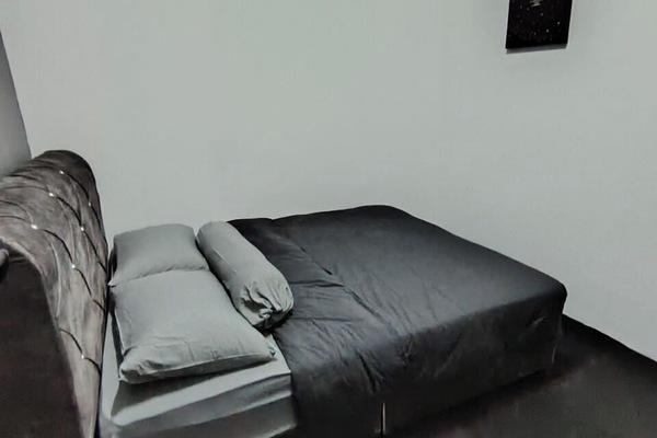 Ropa de cama de alta calidad, escritorio y sistema de insonorización