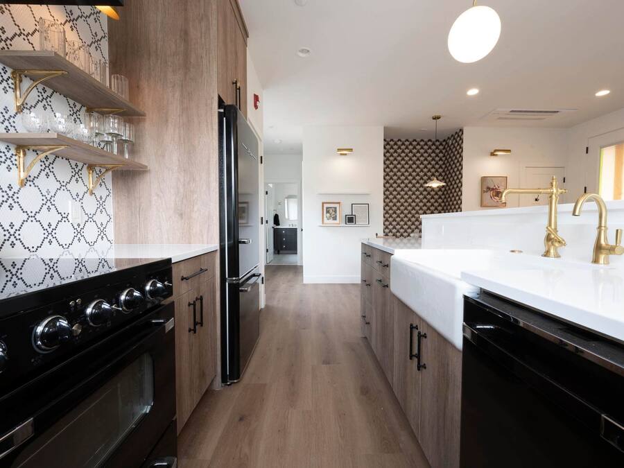 Frigorífico grande, microondas, horno y placa de cocina