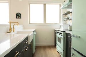 Refrigerador con freezer, microondas, horno, placa de cocina