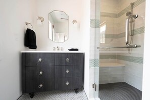Dusche, kostenlose Toilettenartikel, Haartrockner, Seife