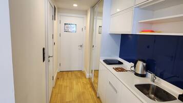 Réfrigérateur, micro-ondes, bouilloire électrique