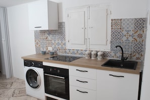 Fridge, oven, stovetop, cookware/dishes/utensils