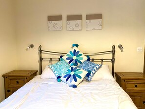 4 bedrooms, iron/ironing board, WiFi, bed sheets