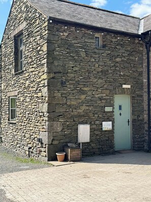Exterior - Pet Friendly Coombe Cottage nestled between the Howgills  & The Lake District NP (Penrith)