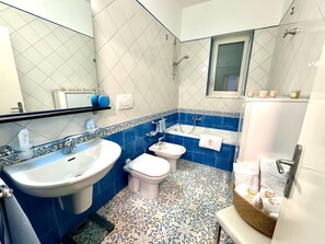 Dusche, Haartrockner, Bidet, Handtücher