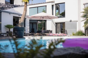 Outdoor pool, a heated pool - Contemporary house 180 M2 with swimming pool and jacuzzi tropical atmosphere (Lagord)