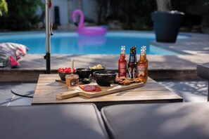 Outdoor pool, a heated pool - Contemporary house 180 M2 with swimming pool and jacuzzi tropical atmosphere (Lagord)
