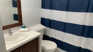Pengering rambut, handuk, sabun, dan tisu toilet