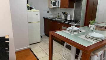 Refrigerador, microondas, horno y tetera eléctrica