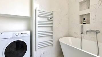 Een haardroger, handdoeken, zeep, toiletpapier