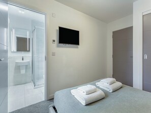 3 bedrooms, free WiFi, bed sheets