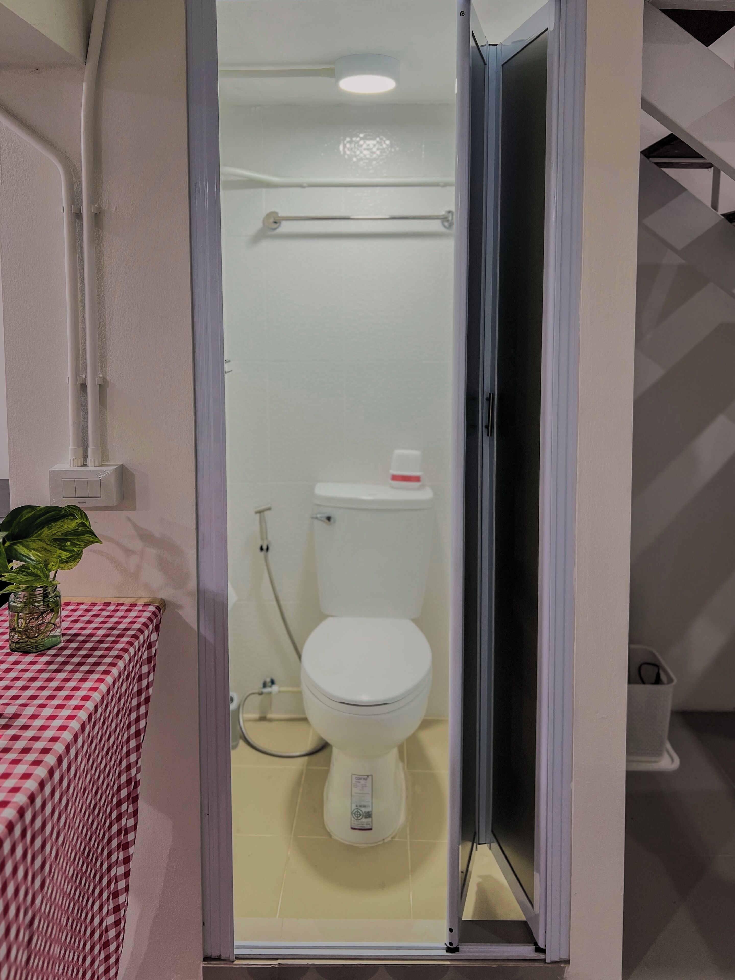 Un bagno moderno con il water, doccia e cabina doccia in vetro.