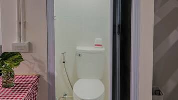Un bagno moderno con il water, doccia e cabina doccia in vetro.