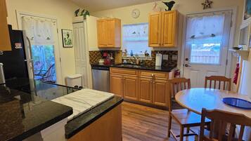 Micro-ondes, four, plaque de cuisson, lave-vaisselle