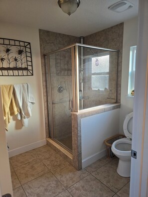 Sèche-cheveux, serviettes fournies, savon, papier toilette