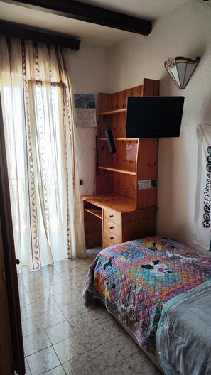 2 dormitorios, caja fuerte, escritorio y tabla de planchar con plancha