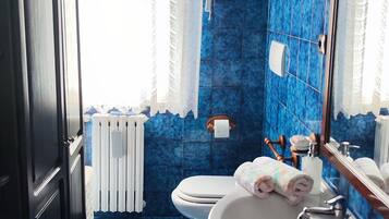 Doccia, asciugacapelli, bidet, asciugamani