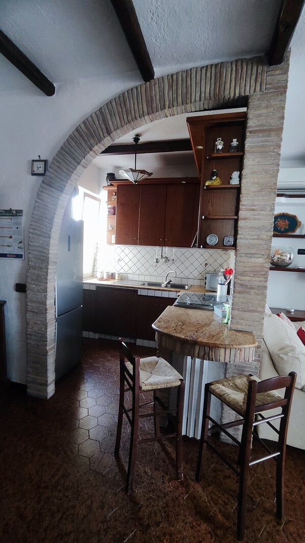 Fridge, microwave, oven, stovetop - Cozy apartment with parking, close to the sea and center (San Felice Circeo)