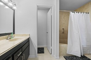 Toallas, jabón, papel de baño 