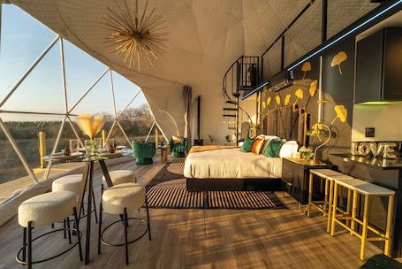 Dining. Luxurious Stargazer Dome Retreat in Stunning Nature w/Hot Tub and Sauna!