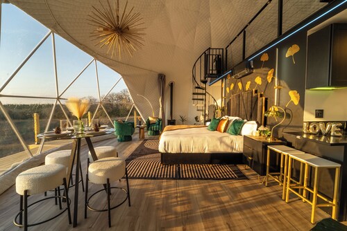 Luxurious Stargazer Dome Retreat in Stunning Nature w/Hot Tub and Sauna!
