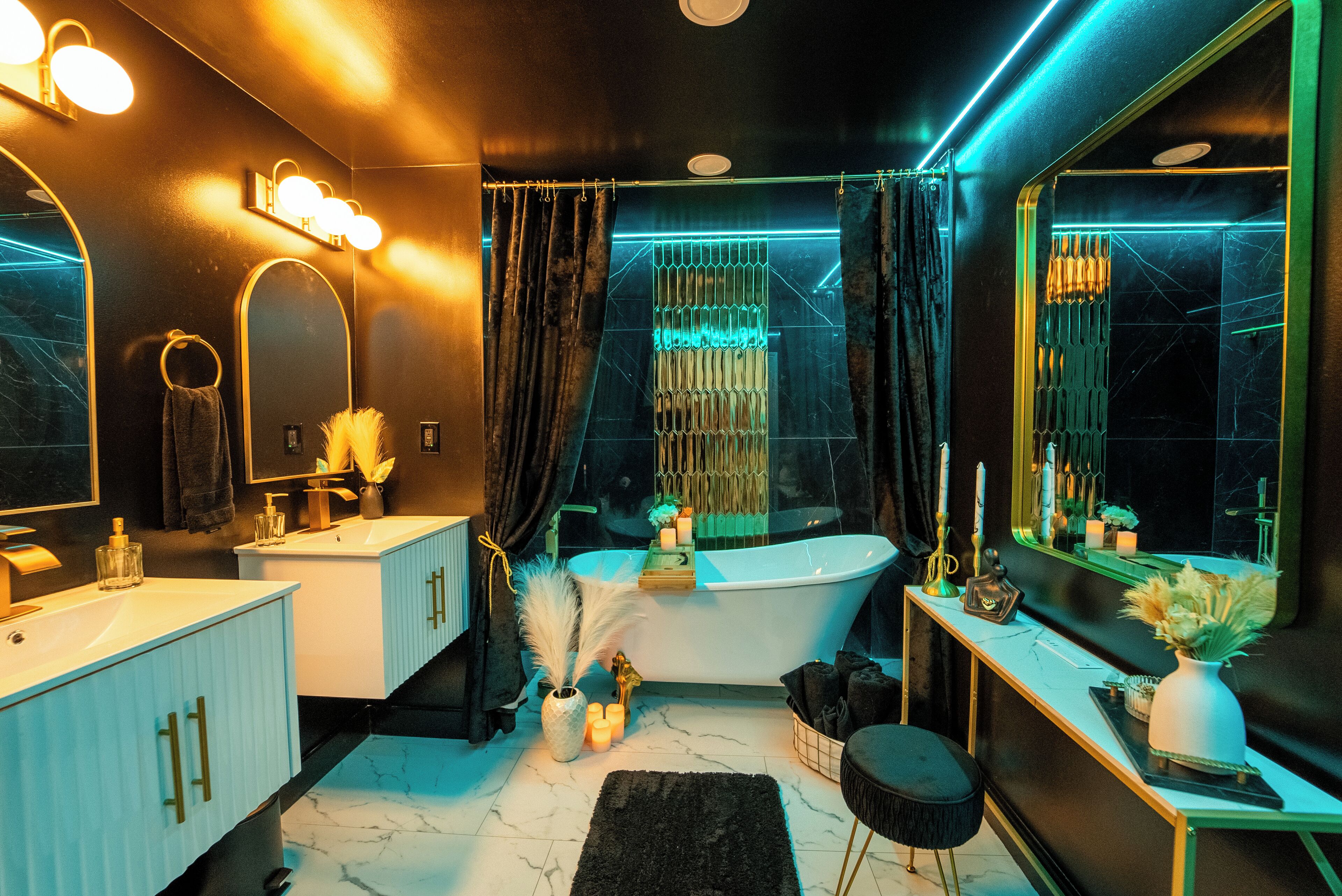 Un bagno moderno con una vasca freestanding, due lavabi e un mobile vanitario con specchio.