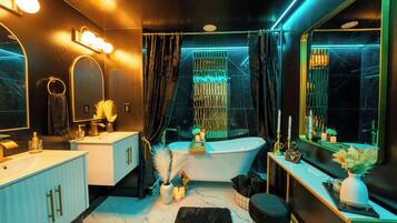 Un bagno moderno con una vasca freestanding, due lavabi e un mobile vanitario con specchio.