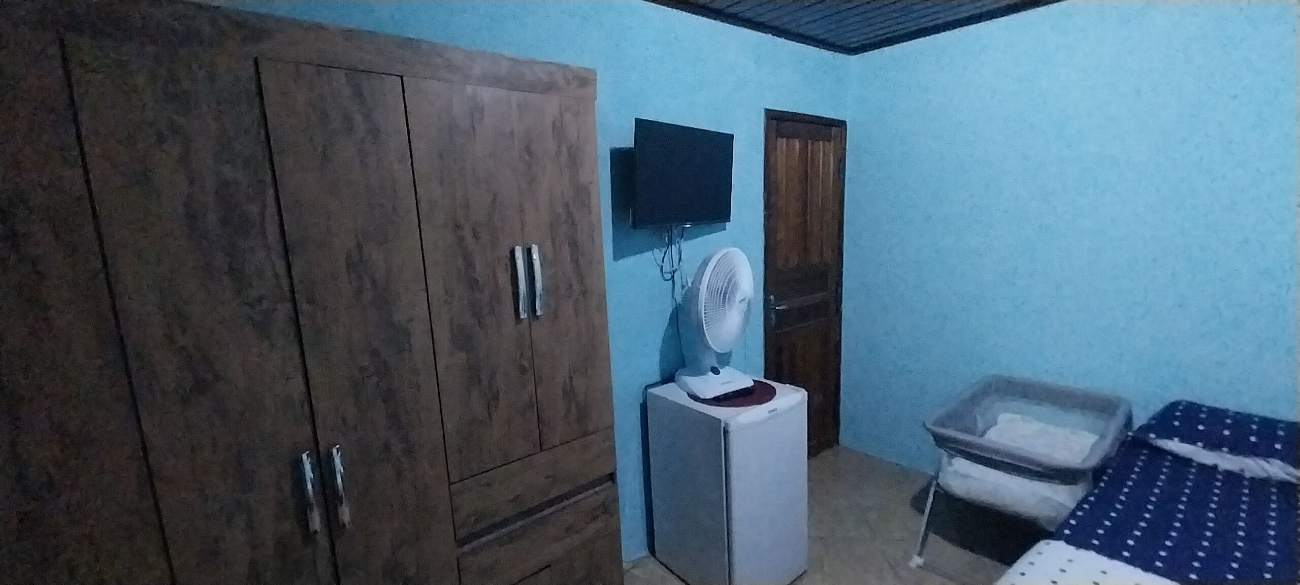 2 عدّة غرف نوم ومكواة/لوح كي وواي فاي وملاءات أسرّة