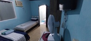 2 chambres, fer et planche à repasser, Wi-Fi, draps fournis