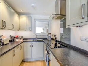 Een vaatwasser, een kinderstoel