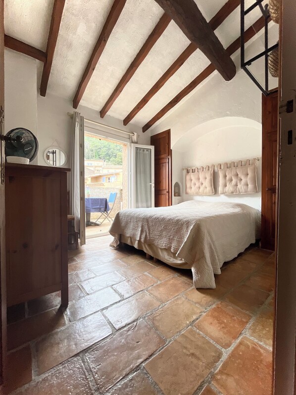 1 chambre, fer et planche à repasser