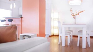 A modern living room with a sofa, a dining table with chairs, and a decorative vase. - Beautiful apartment in Palermo Soho (Buenos Aires)