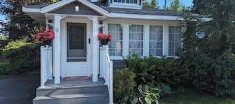 Enjoy this cozy cottage, 10 minutes from Bay Beach in Crystal Beach.