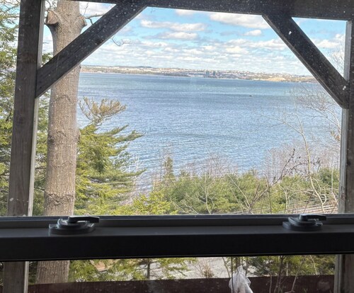 Cozy stay overlooking the basin (hot tub and parking only by request)