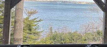 Cozy stay overlooking the basin (hot tub and parking only by request)