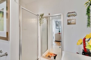 Shower, hair dryer, towels, soap - Cozy stay overlooking the basin (hot tub and parking only by request) (Halifax)