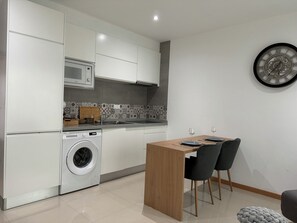 Réfrigérateur, micro-ondes, plaque de cuisson, bouilloire électrique