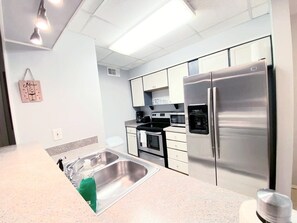 Fridge, microwave, oven, stovetop - Charming 1-bedroom apartment with WiFi, AC in delightful Dallas (Dallas)