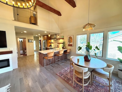 Cozy with fully-fenced backyard & walkable to West Asheville Hotspots