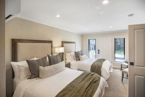 2 slaapkamers, een bureau, een strijkplank/strijkijzer, reisbedje