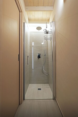 Room, Balcony | Bathroom | Shower, free toiletries, hair dryer, towels - Affittacamere AlleVolte  (Brindisi)